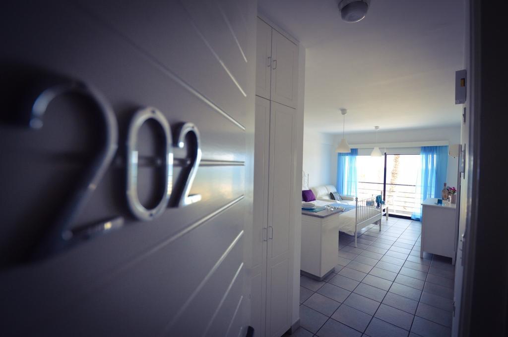Krasas Beach Apartment Rentals Larnaca Oda fotoğraf